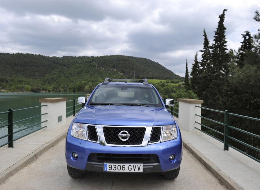  Nissan Navara Double Cab 2010 года  (фото 5 из 12)
